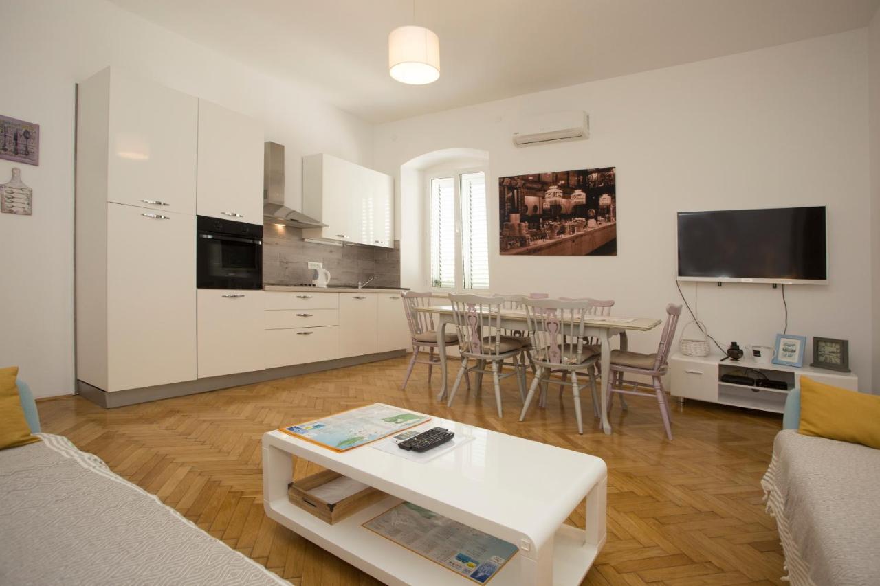 Town Place Apartment Split Exterior photo