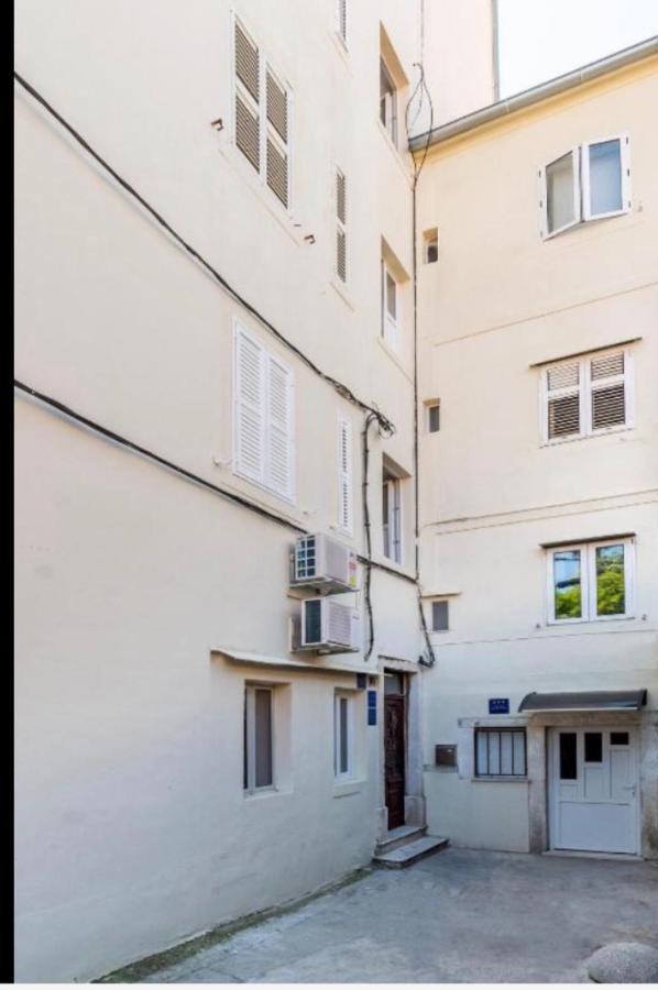 Town Place Apartment Split Exterior photo